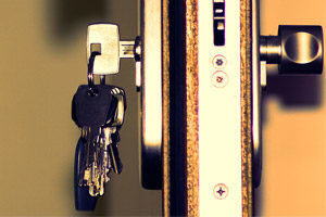 image d'une porte ouverte avec les clés dedans